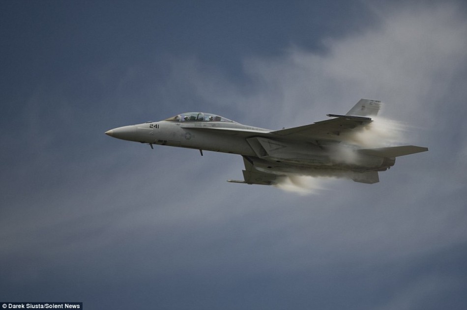 音爆时物体以超音速穿过空气时产生的噪音。飞机在飞行的时候,在前后都会产生一系列的压力波,类似轮船在船头和船尾处产生的波浪。