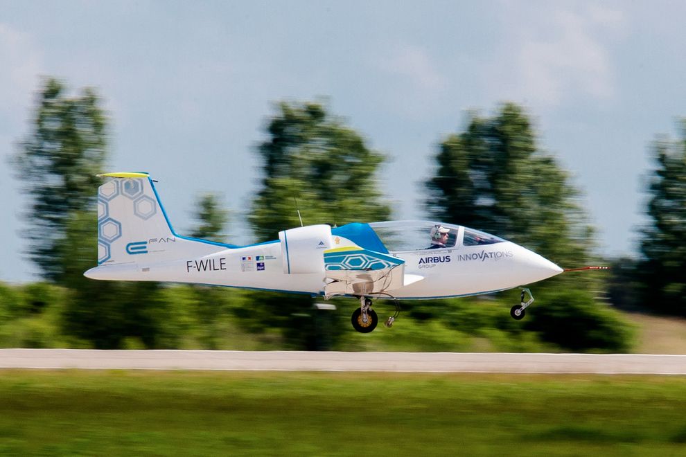 һ��AIRBUS��˾��E-FAN�綯�ɻ��ڵ¹��İ��ֺ���չ��Ļʽ�Ͻ��䡣��Ӱ��THOMAS PETER, REUTERS/CORBIS