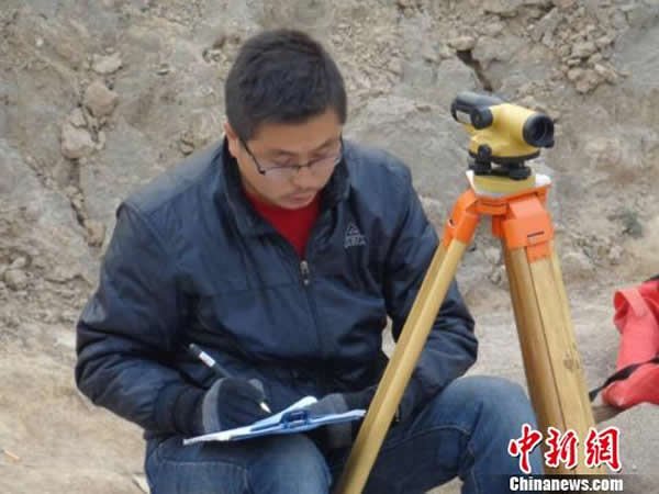 考古工作人员进行考察