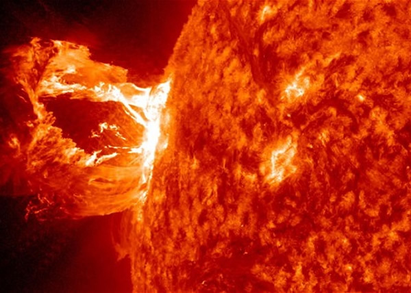 ̫����Ծ�̶ȸ߷��ڳ������˻�϶�����ͼΪ̫����϶�����ڡ�