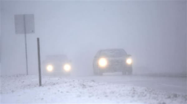 美国逾17个州分都降下大雪,能见度极低。