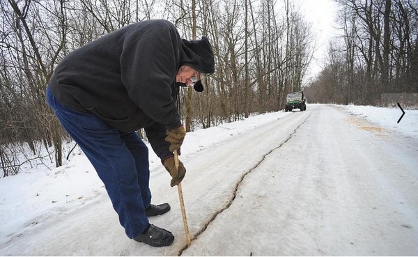 霜震后大地产生的裂痕
