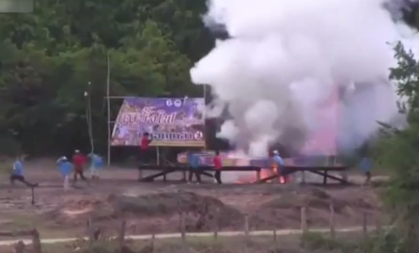 村民燃点巨型烟花后急步走开