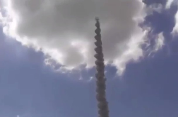 烟花直飞云层之外,拖着一条螺旋型的烟雾。