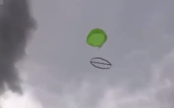 烟花最后由降落伞吊着降回地面。