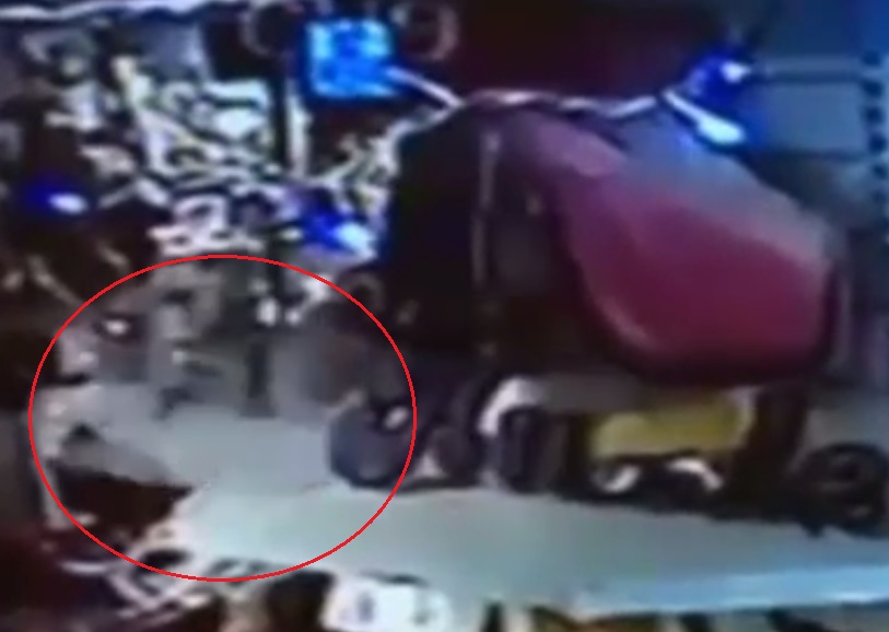 头骨图画突然翻倒