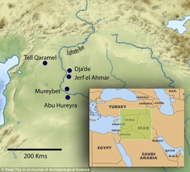 研究人员对从叙利亚石器时代考古遗址的土壤进行了研究，发现这些遗址周围散布着圆球形的熔化玻璃和碳。