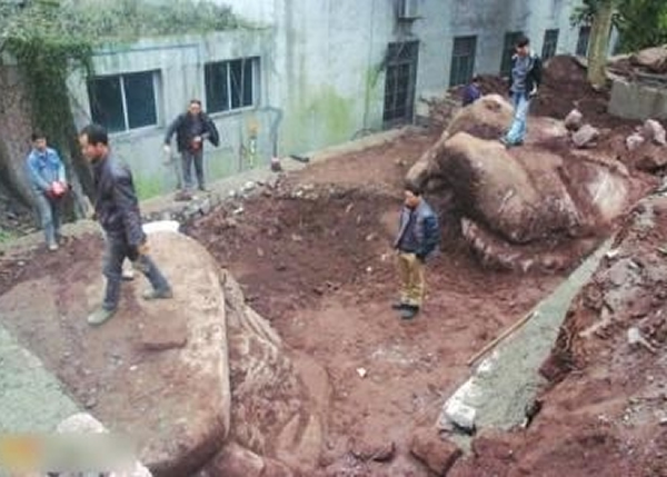 四川挖出形似蟾蜍螃蟹巨石