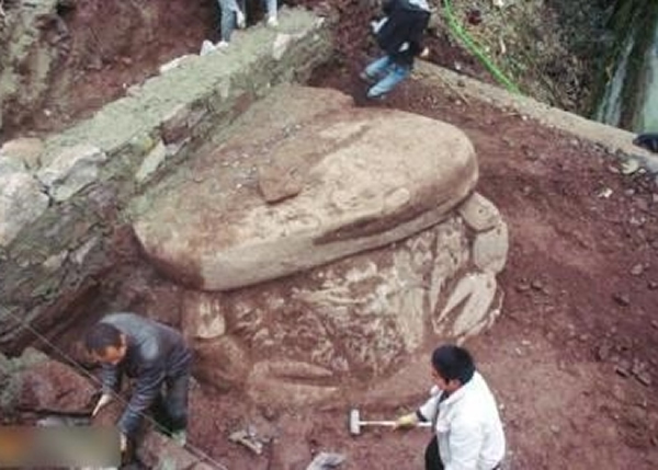 形似螃蟹的巨石