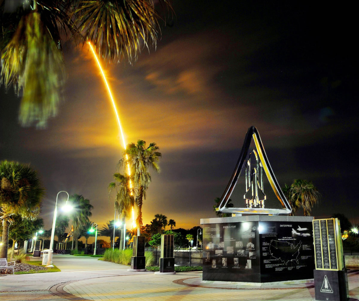 SpaceX的“猎鹰9号”火箭发射升空