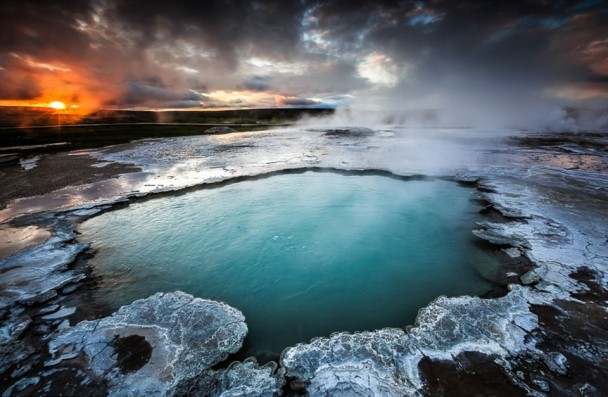 热泉喷出的烟雾,几乎与天空的云融合一起。