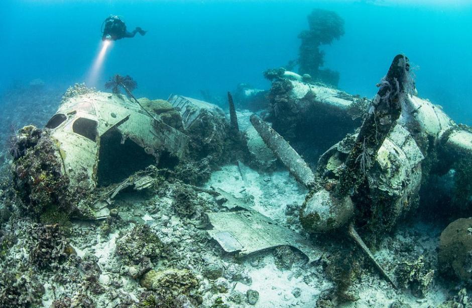在特鲁克泻湖湖底,沉睡着40多艘日本舰艇和250架飞机。
