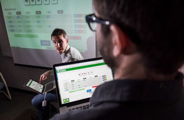 计算机扑克研究小组的研究人员首次破解双人限注扑克的决胜法门