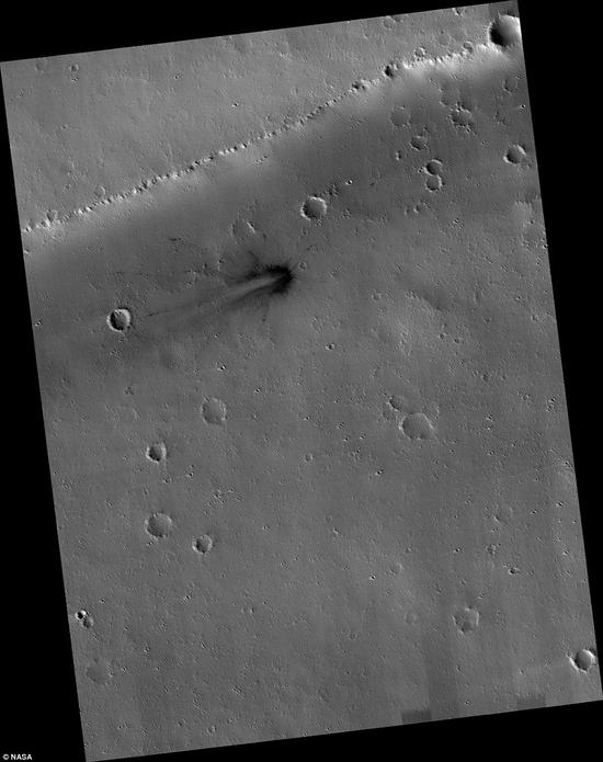 从残骸溅射物的分布情况判断,这一撞击体是从西侧撞向地面的,目前美国宇航局仍在计算这一撞击体的具体大小