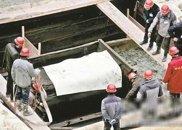 ����������ɽ�ų�Ĺ���׳���һ��2000��ǰ��˿�౻