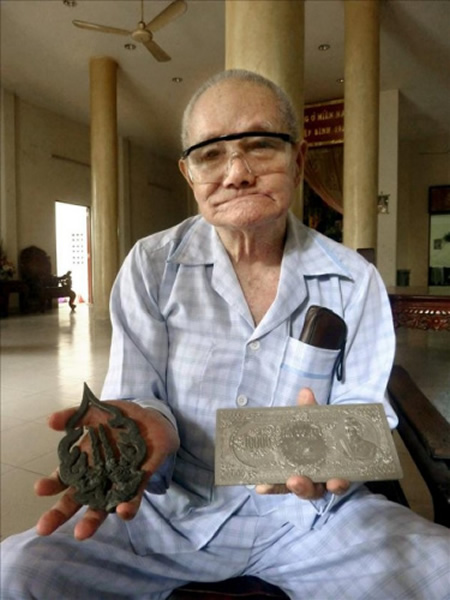 陈文捷向记者展示早前发现的日军遗留物品