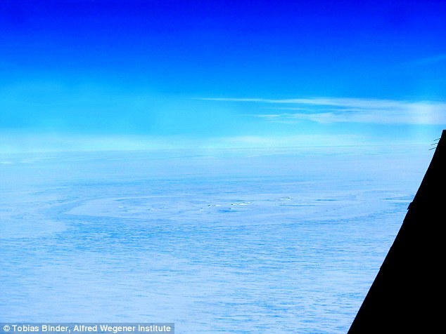 南极洲大冰原发现的一个奇怪的环形结构,直径达到2公里,四周被一些类似的面积较小的环形“伤疤”环绕。这个神秘巨环所在冰面非常平坦,没有任何特殊特征。据信,巨环由一