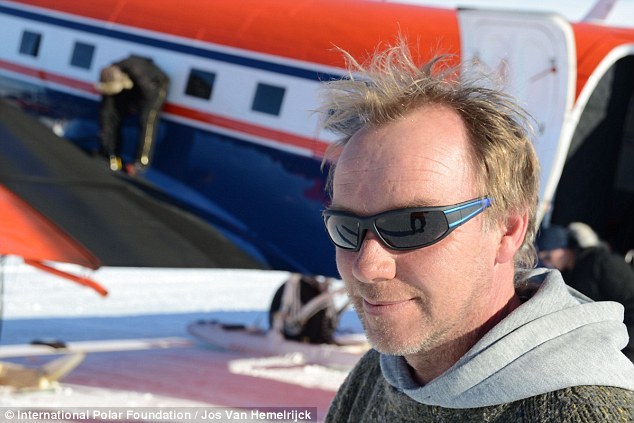 地球物理学家克里斯蒂安-穆勒。在乘坐“极地6”号飞机进行研究时,穆勒发现了撞击坑。他说:“在此之前,我从未见过类似的结构。我的第一个想法就是,这种结构由来自太空