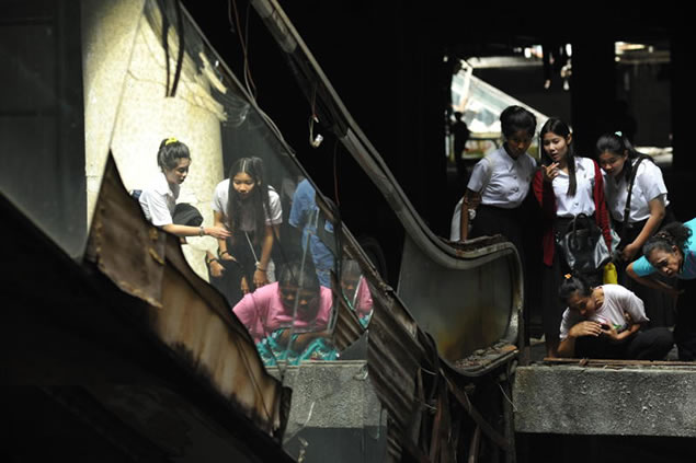 现场有民众围观