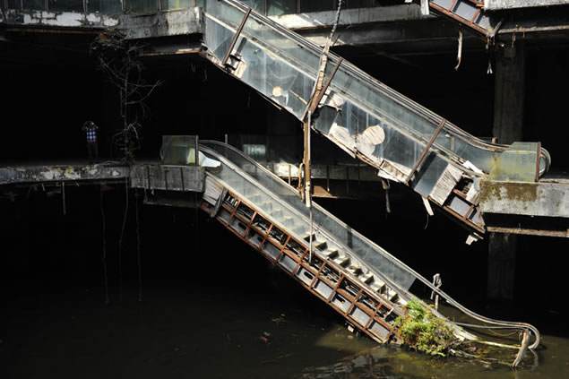 商场已废弃甚久