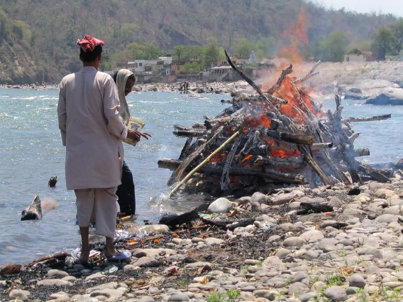 印度有不少人会在恒河边,举行亲人的丧礼。