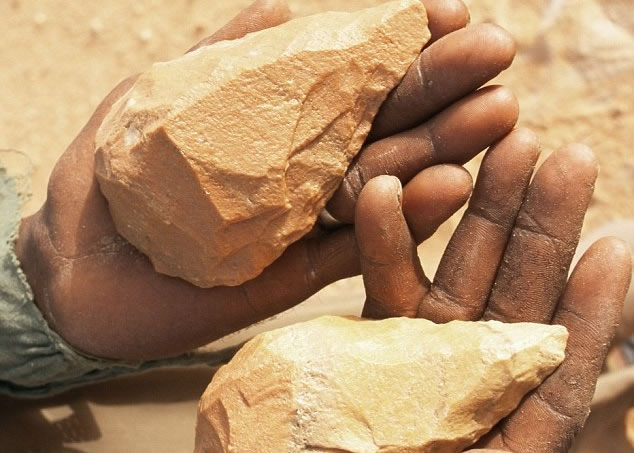 专家推断旧石器时代的原始人,因教授同类自制石器,展开了首段人类对话。