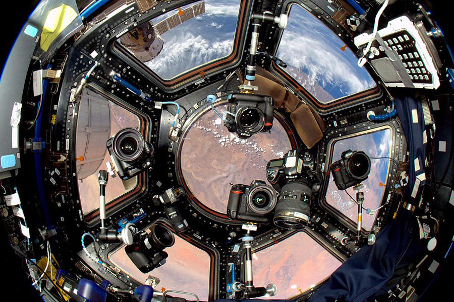 ���ʿռ�վ������320�������Ҹ߶ȵĵ������ϣ��Ա�����￪չ�˸��ֿ��к͹۲������оͰ����Ե���Ĺ۲⡣Ϊ���Ա���õع۲���򣬿�ѧ���ڿռ�վ�ϰ�װ�˹�