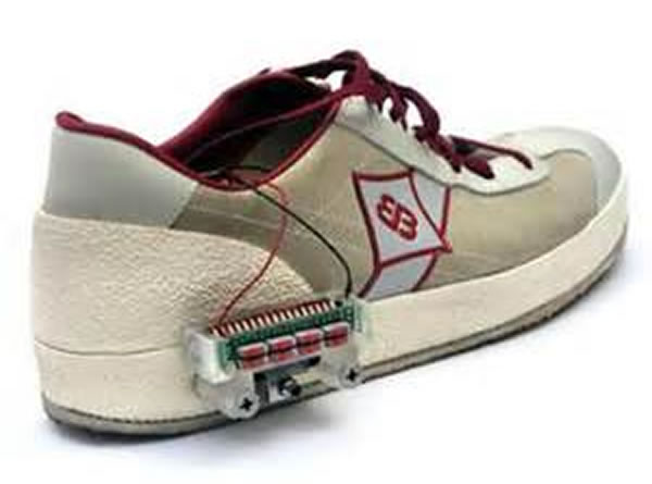 电影《回到未来》预言成真:德国发明自动绑鞋带球鞋