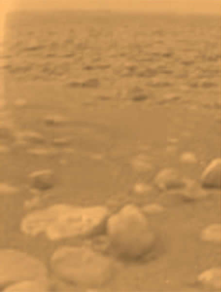 土卫六上布满了液态甲烷和乙烷构成的湖泊，“惠更斯”探测器传回的图像让科学家非常兴奋，因为这些烷烃的存在暗示这颗卫星上可能存在生命。地球早期也存在类似的环境，因此