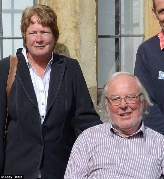 图中左侧是朱迪思-皮林格教授,这是她与丈夫科林-皮林格的合影,科林是“猎犬兔2号”任务的发起者,不幸于2014年逝世。朱迪思说:“虽然丈夫未能活着看到这一重大发