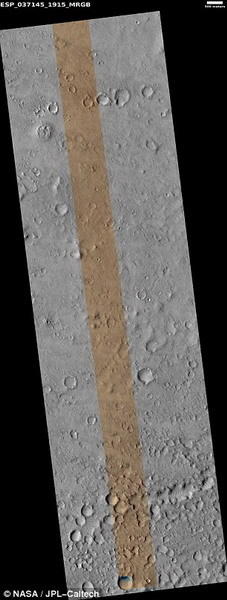 这是火星勘测轨道飞行器拍摄的原始图像,图中条纹状火星表面是“猎犬兔2号”的发现地点。