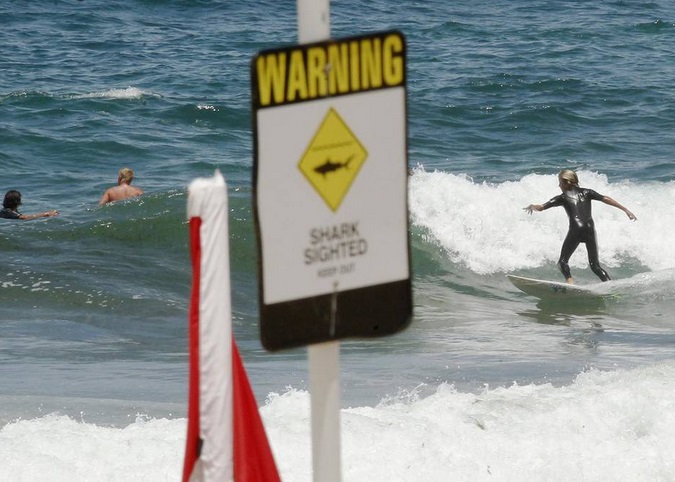 有民众不理警告,继续到附近海滩冲浪。