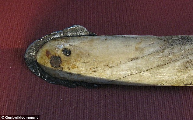 考古学家们发现生活在格陵兰岛的古代爱斯基摩人会使用从陨星获得的铁锻造箭头等金属工具。