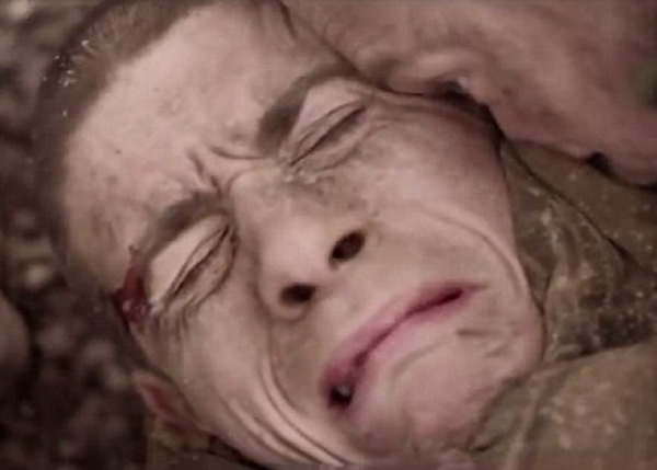 在广告片段中,士兵(左)做梦获同胞舔脸安慰。