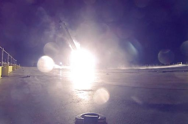 火箭以45度角跌落趸船