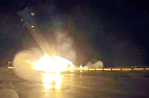 火箭尾部接触地面