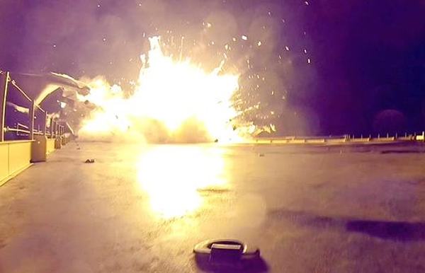 火箭发生爆炸,碎片四散。