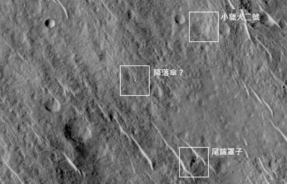 失踪了超过十年的小猎犬二号太空船在火星被轨道载具的摄影机拍到。这艘登陆艇和它的降落伞及罩子(如图)露出地面,但探测器本身却从未与地球取得无线电联系。摄影:NAS
