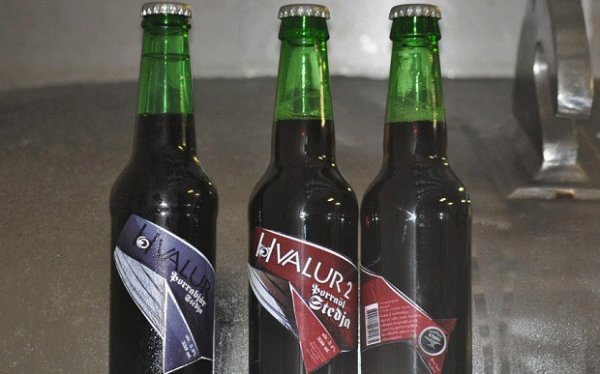 冰岛啤酒厂推出烟熏鲸鱼睾丸口味啤酒