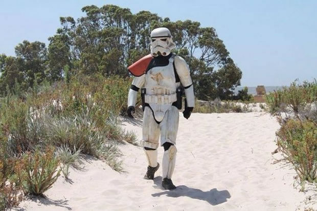 澳大利亚男子穿《星球大战》“帝国风暴兵”的铠甲抵挡了超毒棕伊澳蛇的攻击