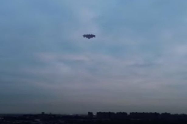 美国纽约州上空出现一个锯齿状不明飞行物 拍摄者手机热量过高自动关机