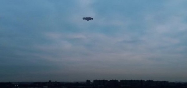 美国网友在纽约上空拍到疑似飞碟的盘状飞行物