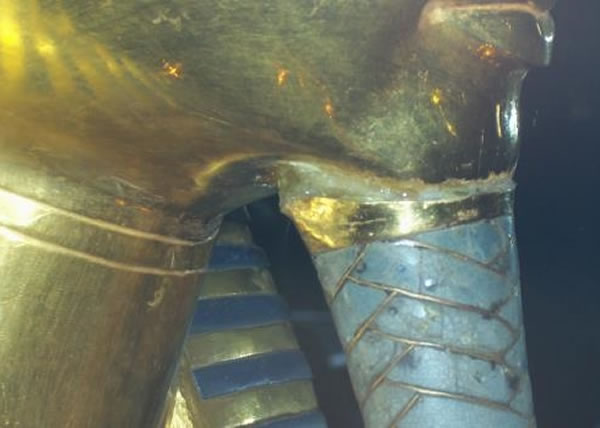 埃及博物馆有人撞跌图坦卡门面具上的胡子后,仅用树脂仓促黏回。