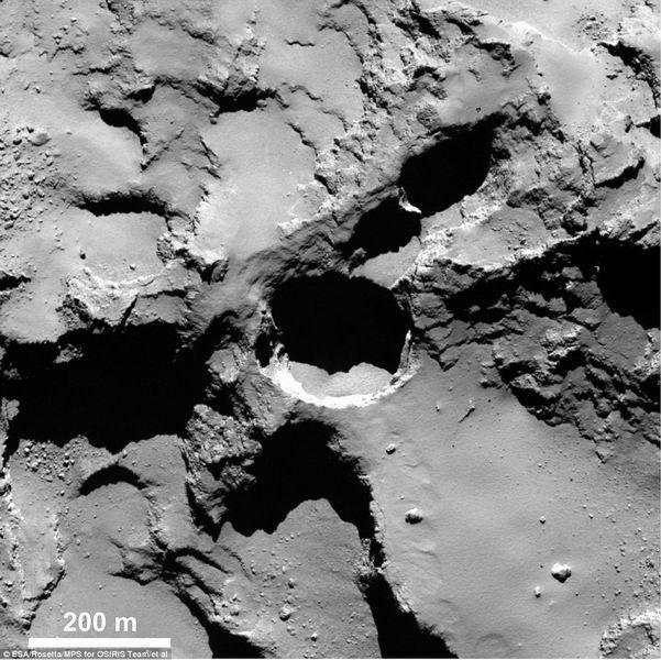 这是在67彗星“塞斯”区域拍摄到的一个“活跃坑洞”,是罗塞塔探测器距离60公里处拍摄的,图像分辨率达到每像素1米。