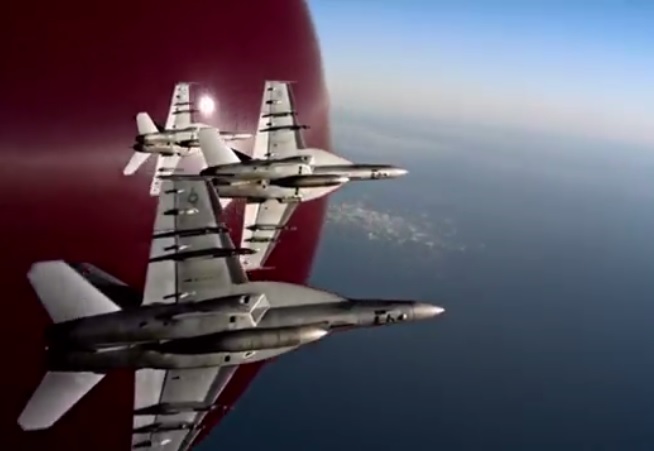 ս������һĻ�ı��󣬳��ֺ�ɫ�������塣