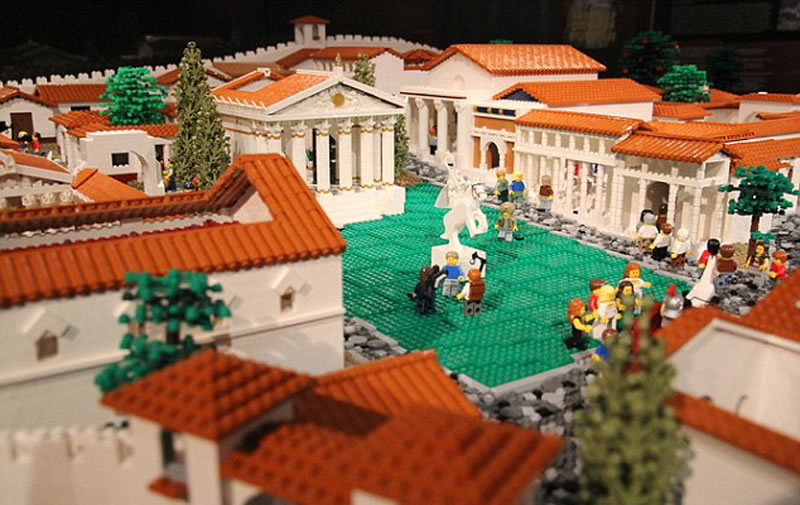 用乐高玩具制作的庞贝广场。模型城市中还有面包房、酒吧、寺庙以及集市等建筑。