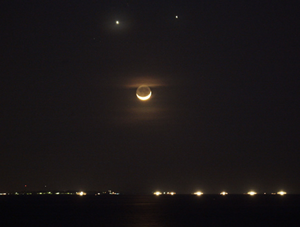 ����ͼ�����Ǻ��£����Ͻ�Ϊľ��