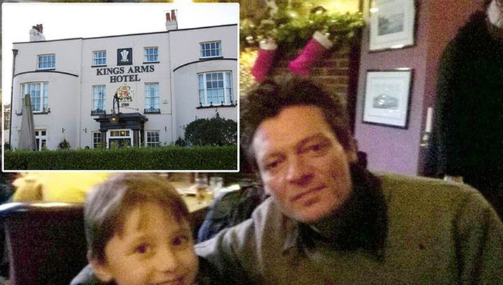 老师到英国最古老酒吧拍照 照片右上角出现神秘鬼影