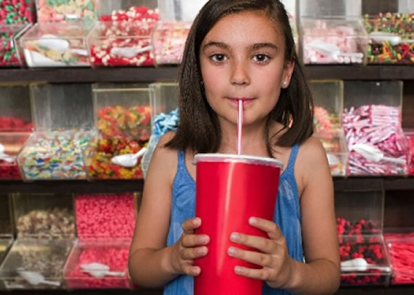 最新研究指摄取高糖饮料的女孩,可能会提早来经。