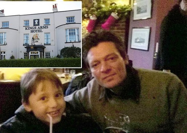 蒙特福特替儿子及丈夫拍照,右上角却疑似拍到鬼魂。